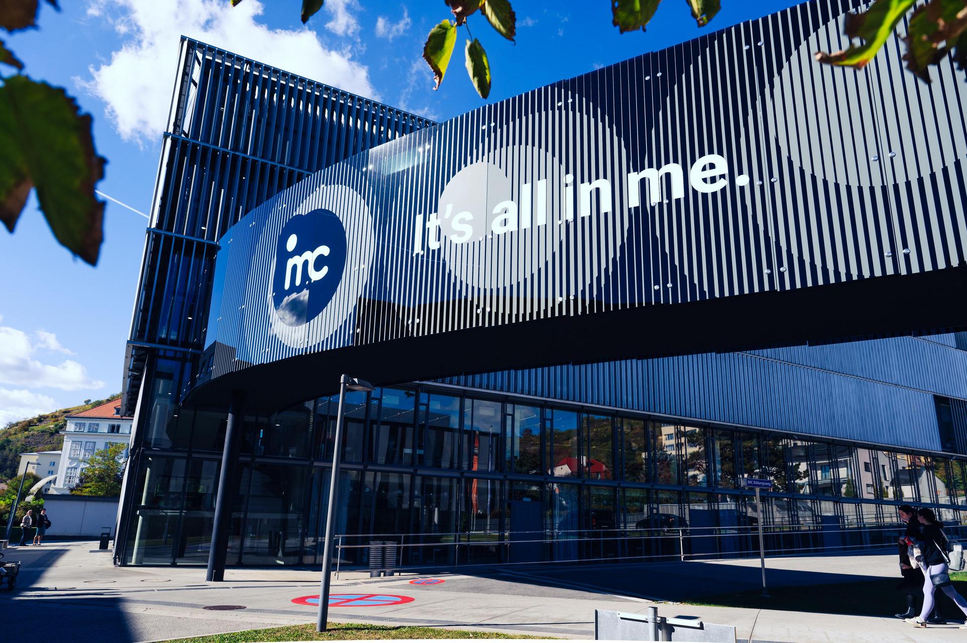 Brücke des IMC Krems, welche die 2 Hauptgebäude des Campus verbindet