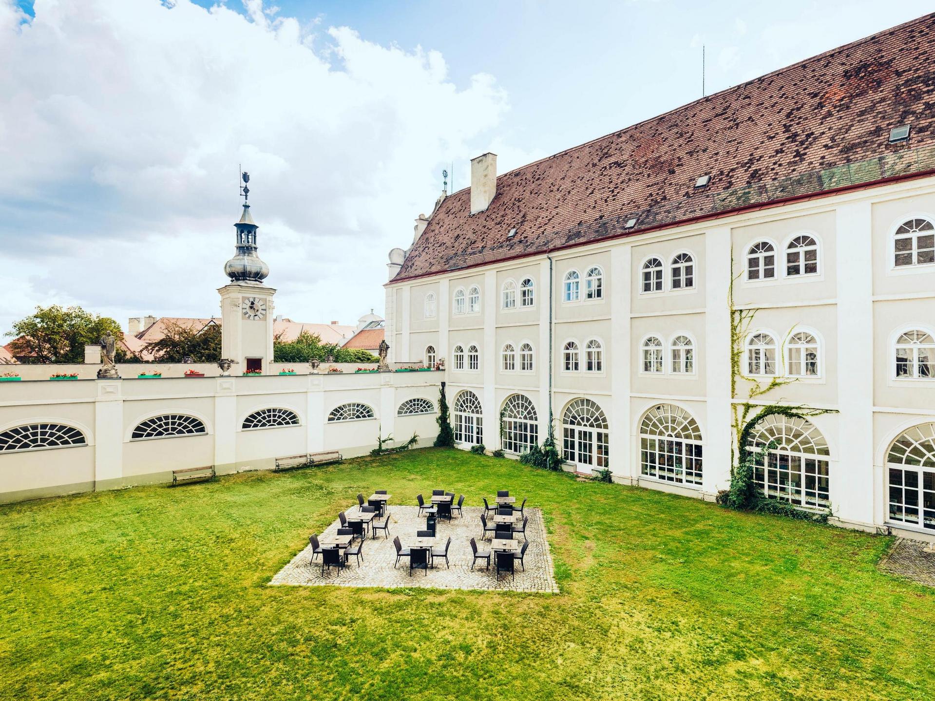 Inner courtyard of IMC Piaristengasse, one of the IMC locations in Krems.