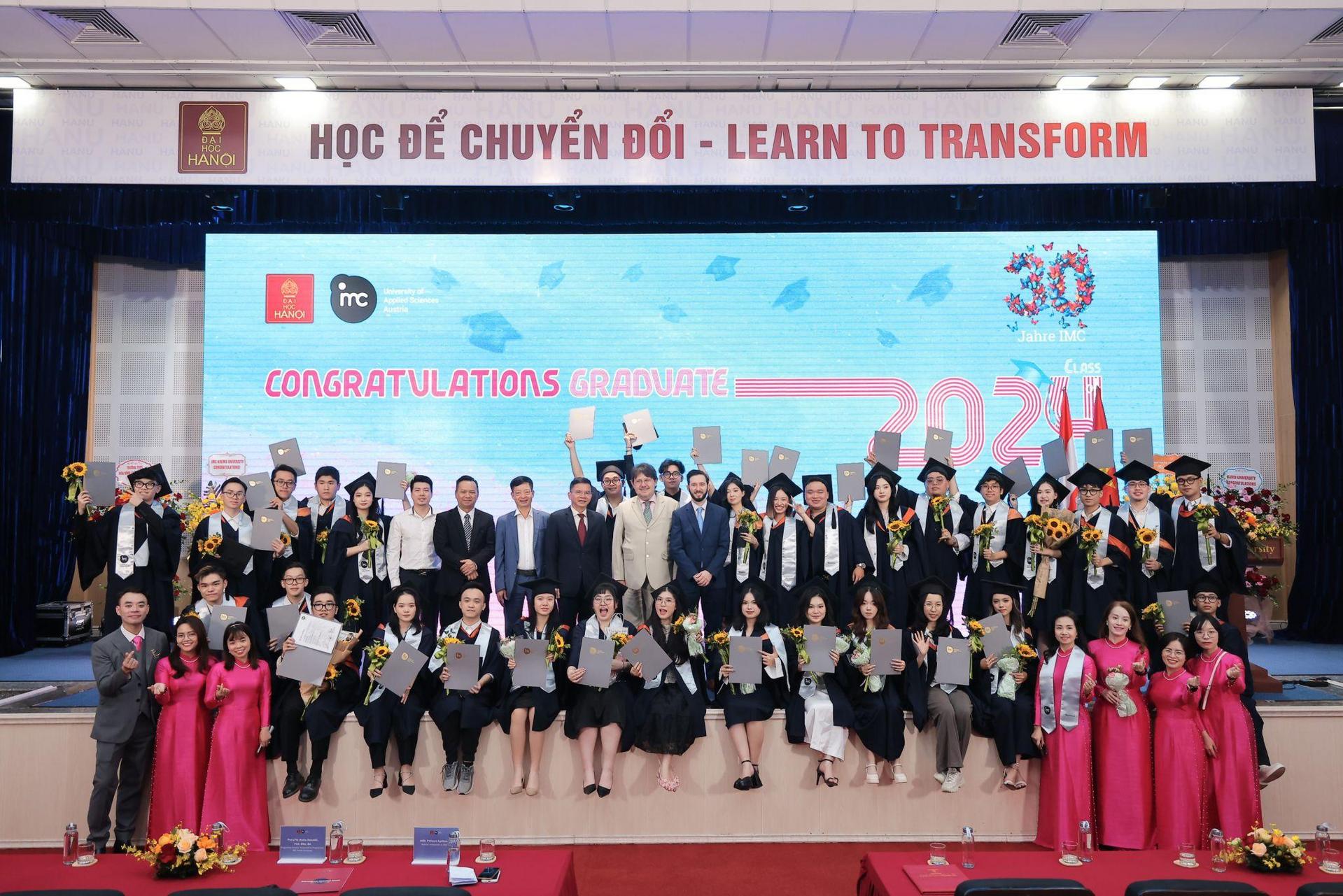 Gruppenfoto bei der Graduierungsfeier in Hanoi