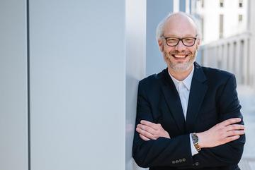 Christoph Metzner vor Gebäude
