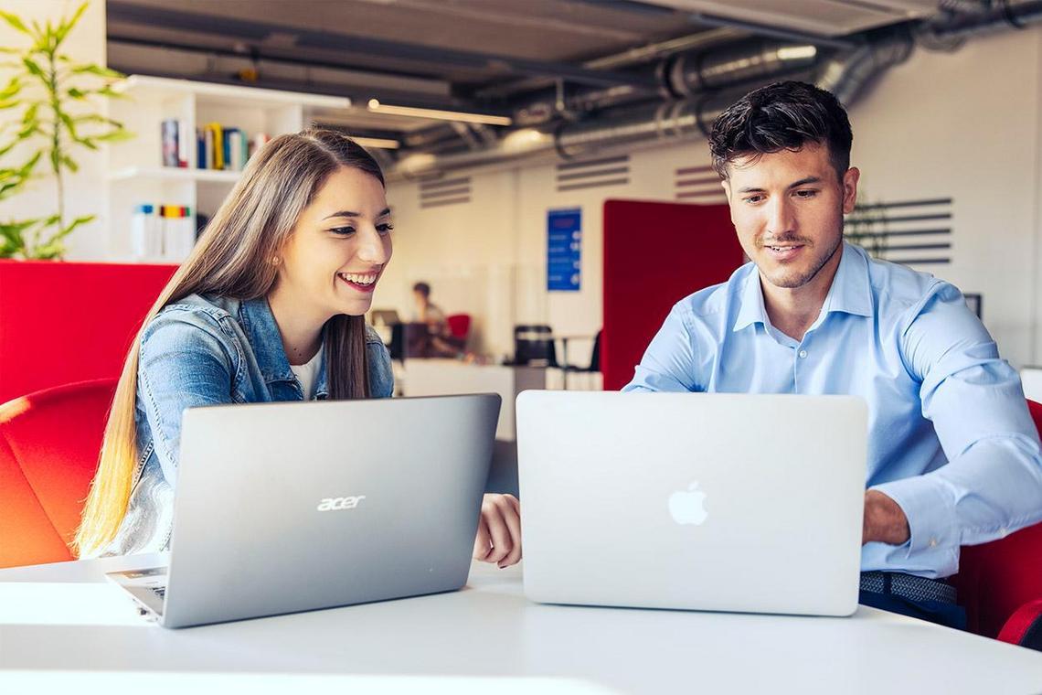 Zwei Studierende mit Laptop