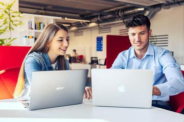 Zwei Studierende mit Laptop