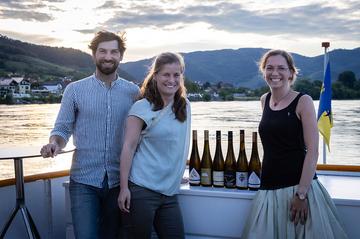 Winzerinnen und Winzer auf einem Schiff