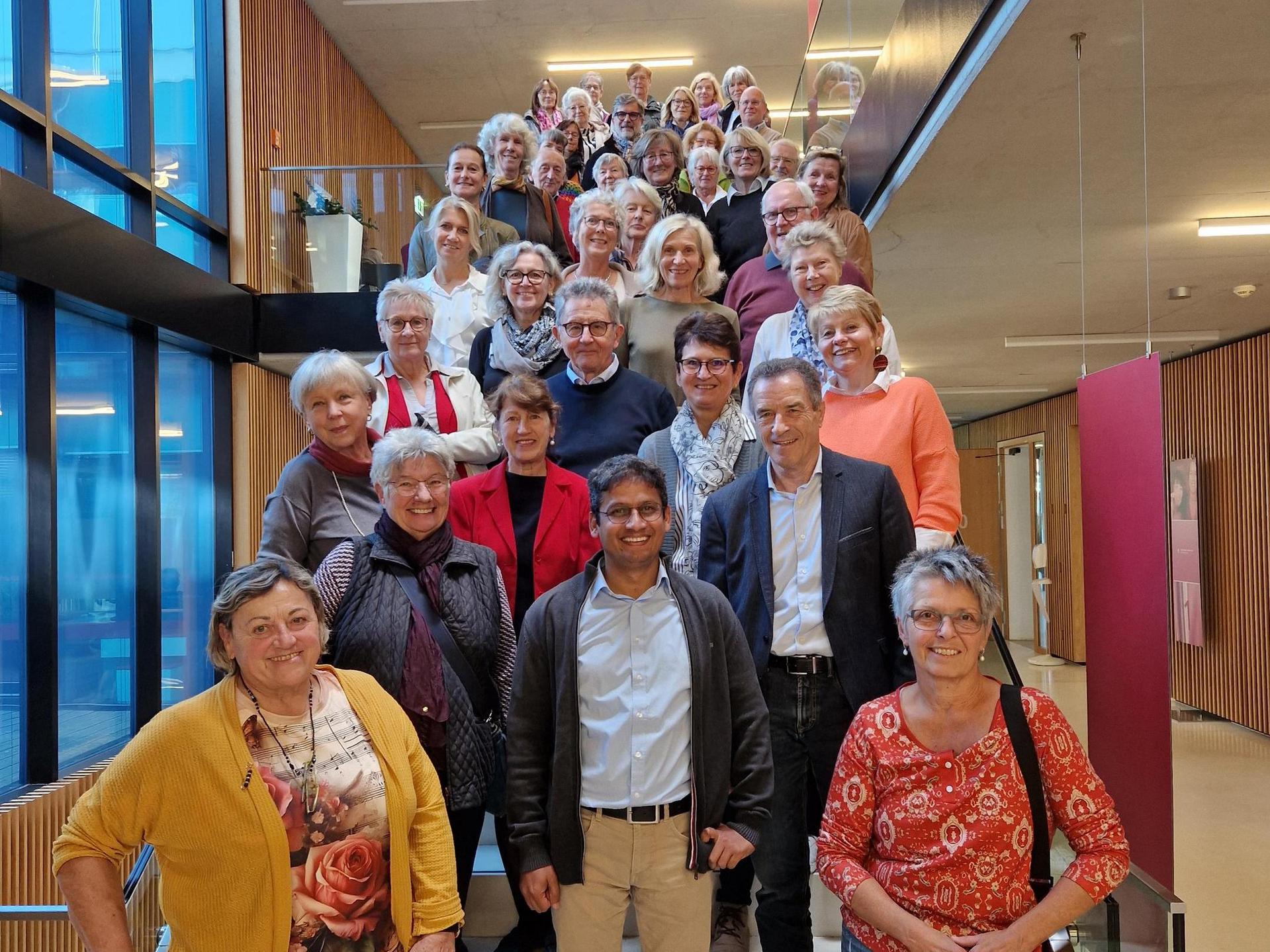 Gruppe von Seniorinnen und Senioren