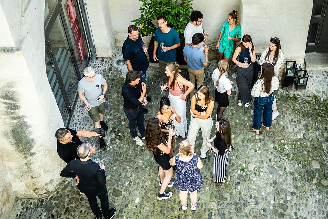 IWB-Studierende im Hof