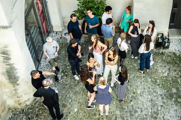 IWB-Studierende im Hof