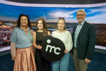 Direktorstellvertreterin Dr. Susanne Miedler-Leimer, Schulsprecherin Emma Buchberger, Schülerin Ida Sophie Mayrhofer und Direktor Mag. Roland Mittermair