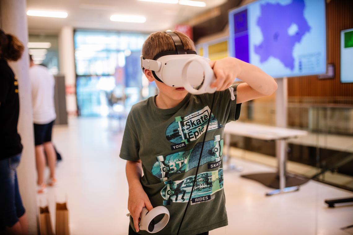 Kind mit VR Brille