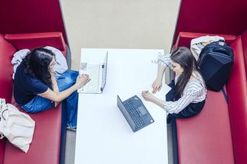 Zwei Studierende mit Laptop