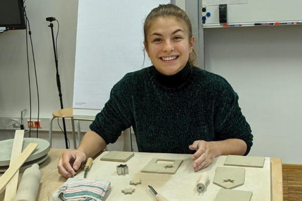 Emily Schramek an einem Tisch sitzend