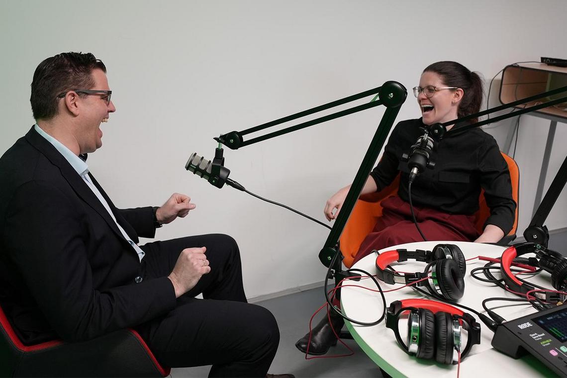 Bernhard Dollensky und Victoria Englmaier bei Podcast Aufnahme