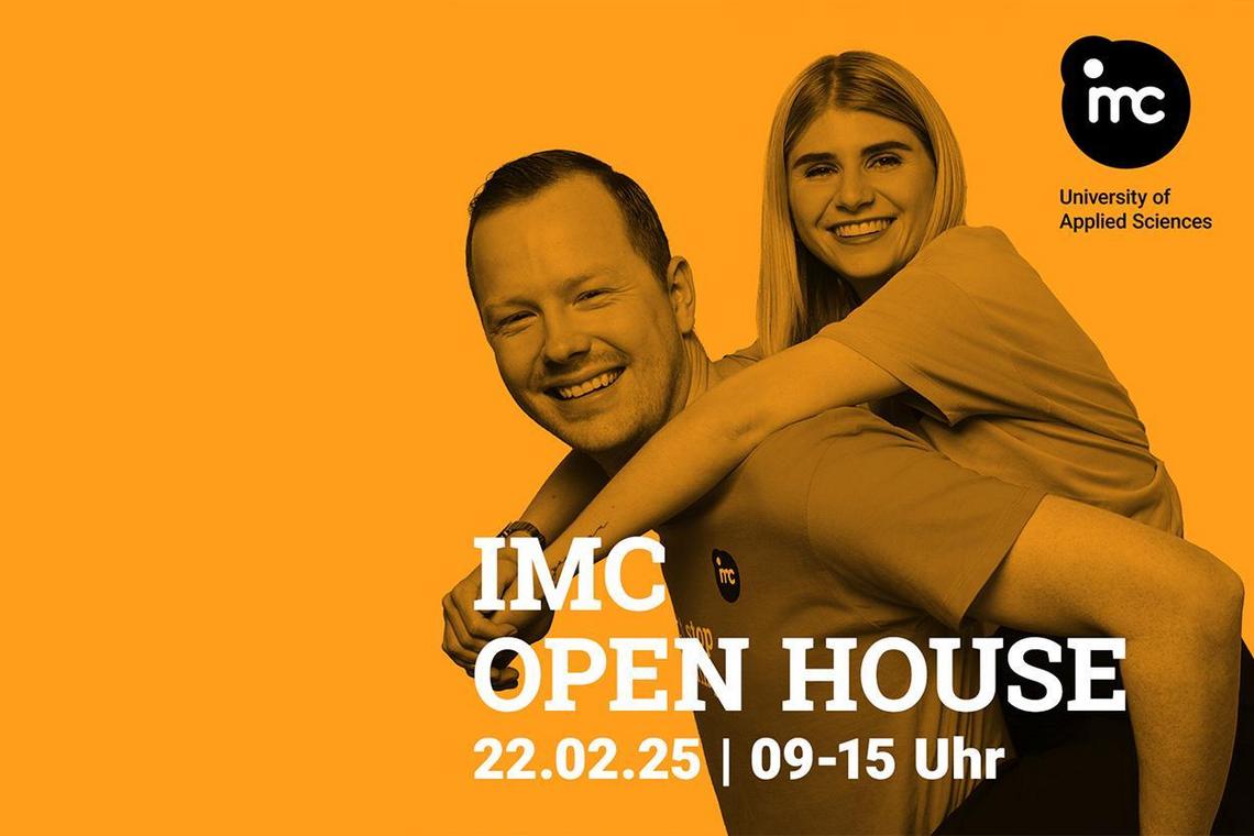 Zwei Studierende werben für das Open House