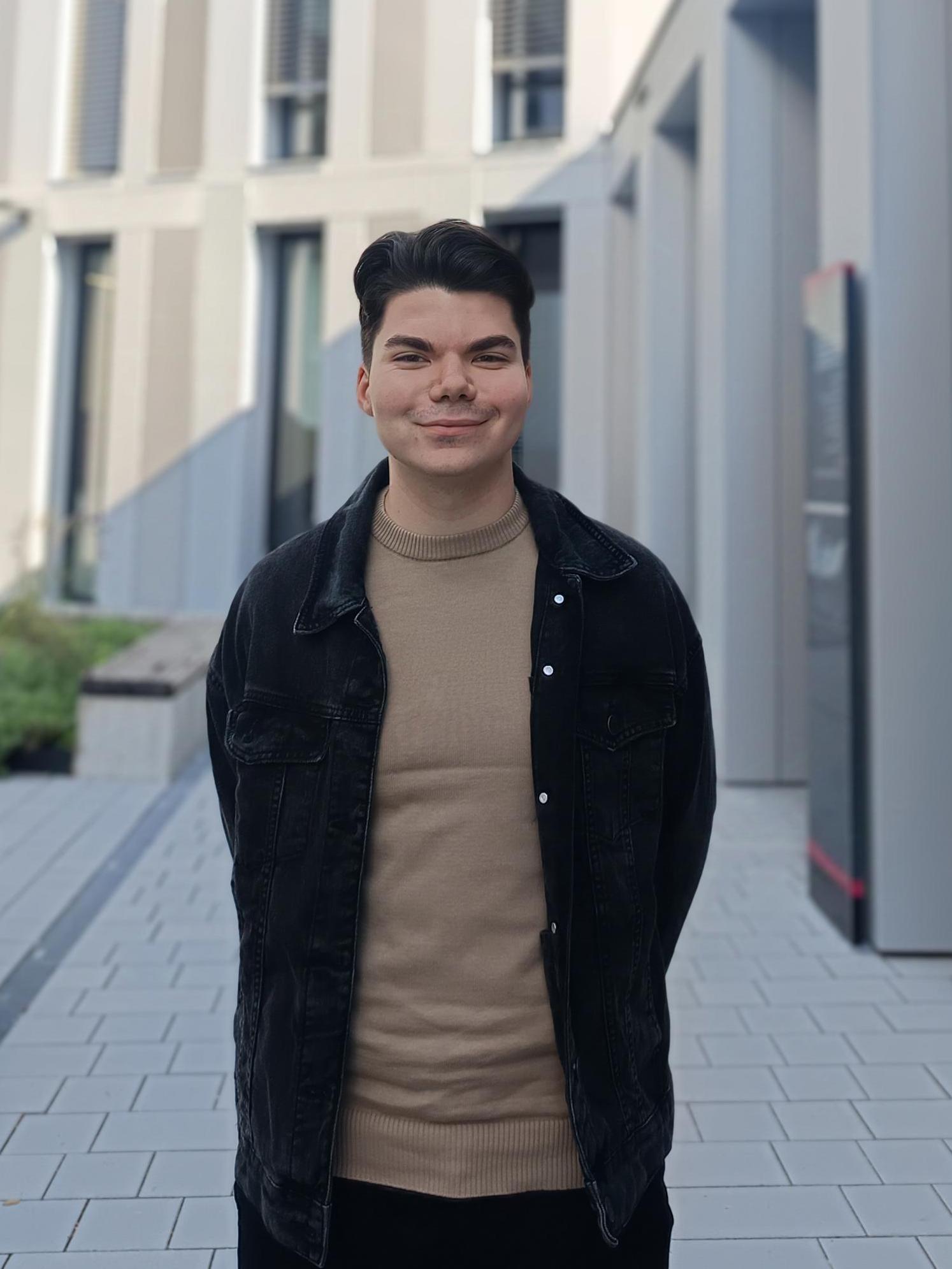 Szilard steht vor dem Gebäude Trakt U des IMC Krems.