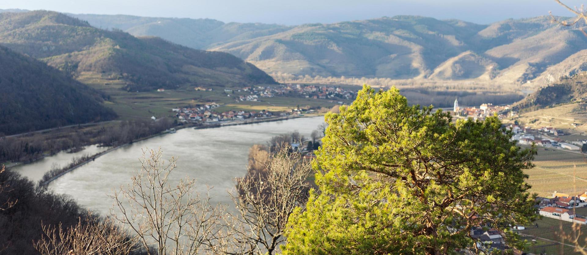 Blick auf die Donau, die sich durch die Wachau schlängelt.