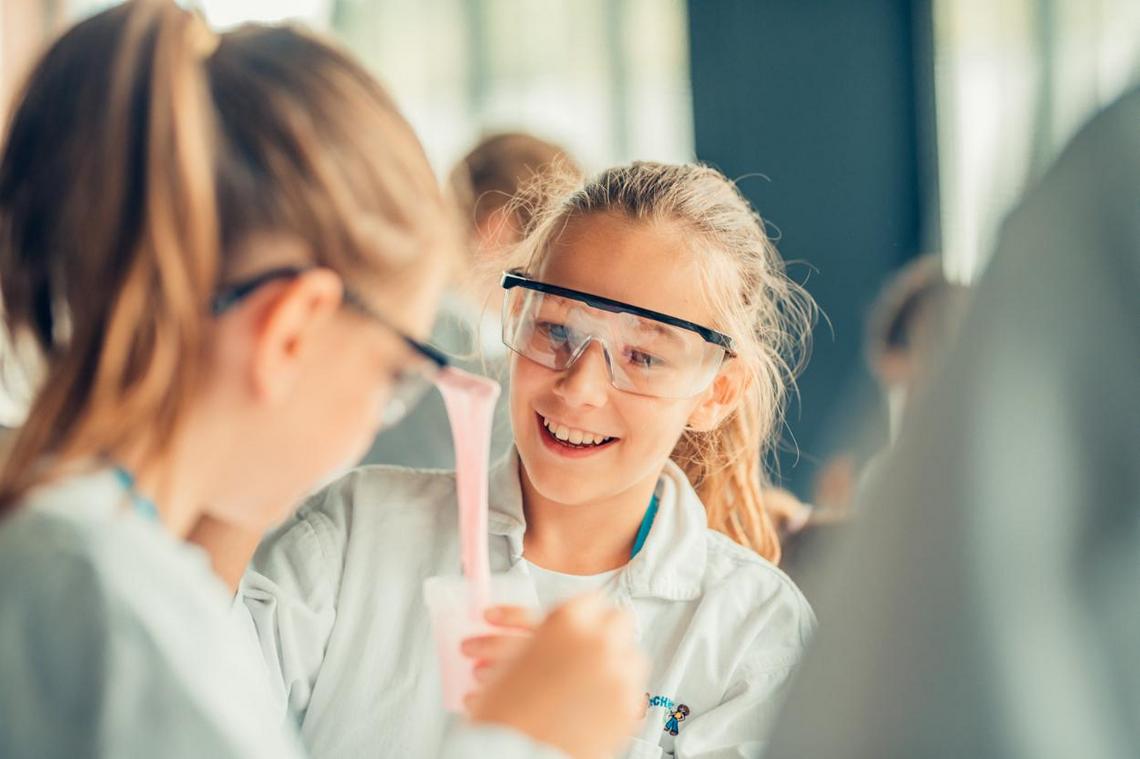 2 Mädchen mit Schutzbrille