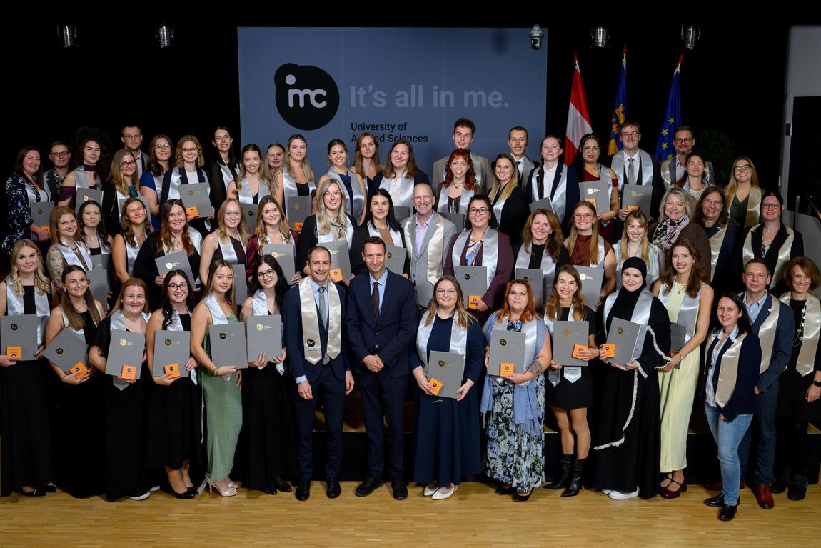Absolventen der IMC University of Applied Sciences mit Zeugnissen in Krems an der Donau
