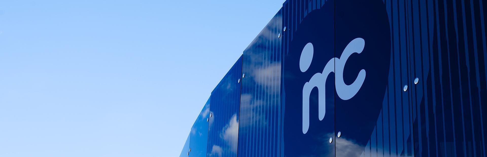 Das Logo des IMC Krems ist auf der Brücke am IMC Campus Krems sichtbar.
