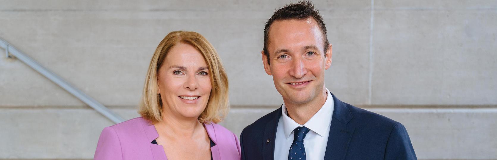 Ulrike Prommer und Udo Brändle stehen vor einer Treppe.