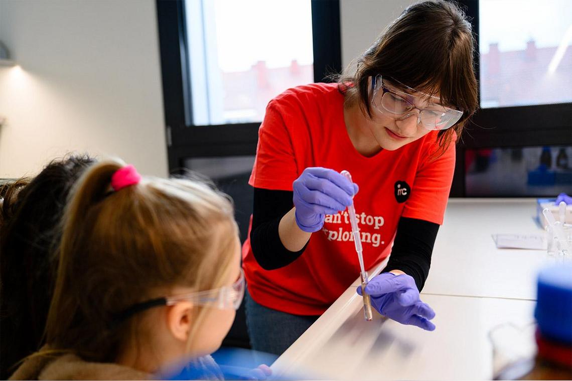 Studierende und Gäste im Labor