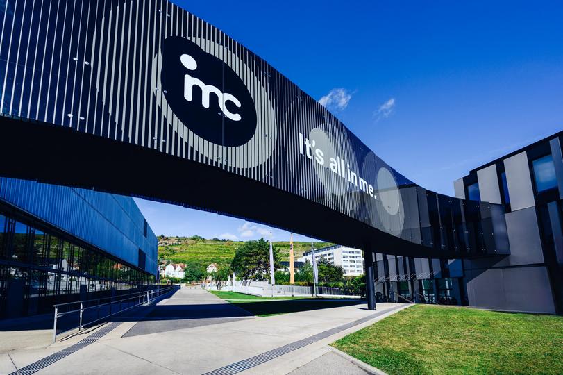 Die IMC Brücke, die zwei IMC Gebäude miteinander verbindet.