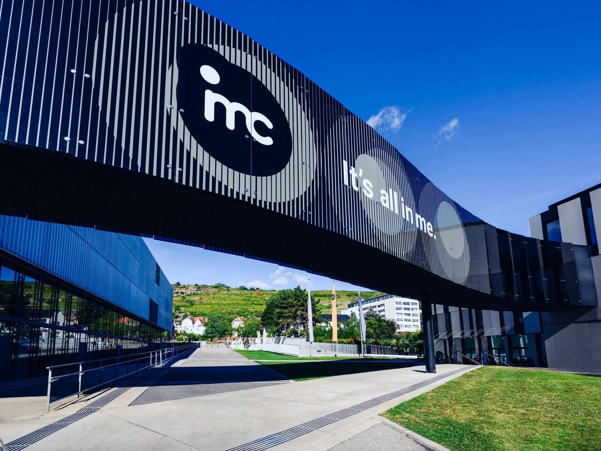 Die IMC Brücke, die zwei IMC Gebäude miteinander verbindet.