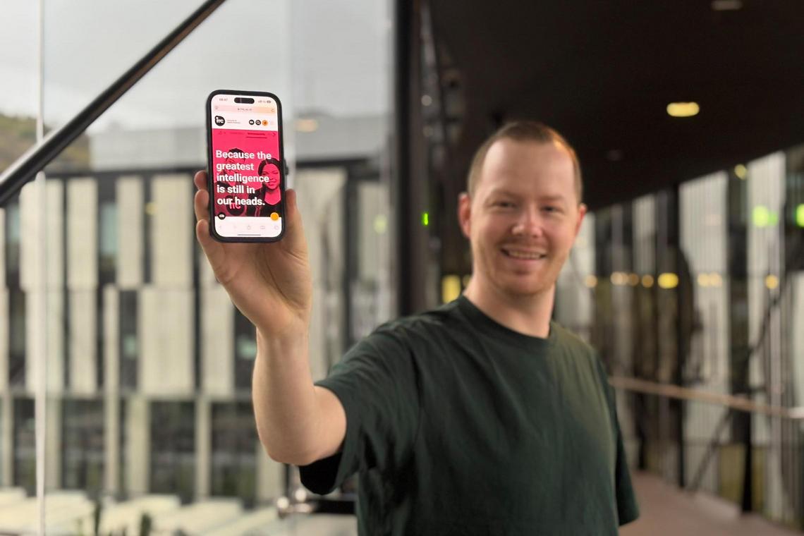 Sebastiaan presents the new website on his mobile phone