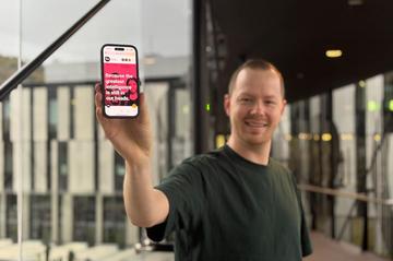 Sebastiaan presents the new website on his mobile phone