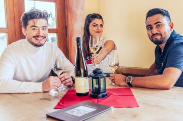 Drei Studierende verkosten Wein