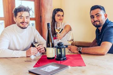Drei Studierende verkosten Wein