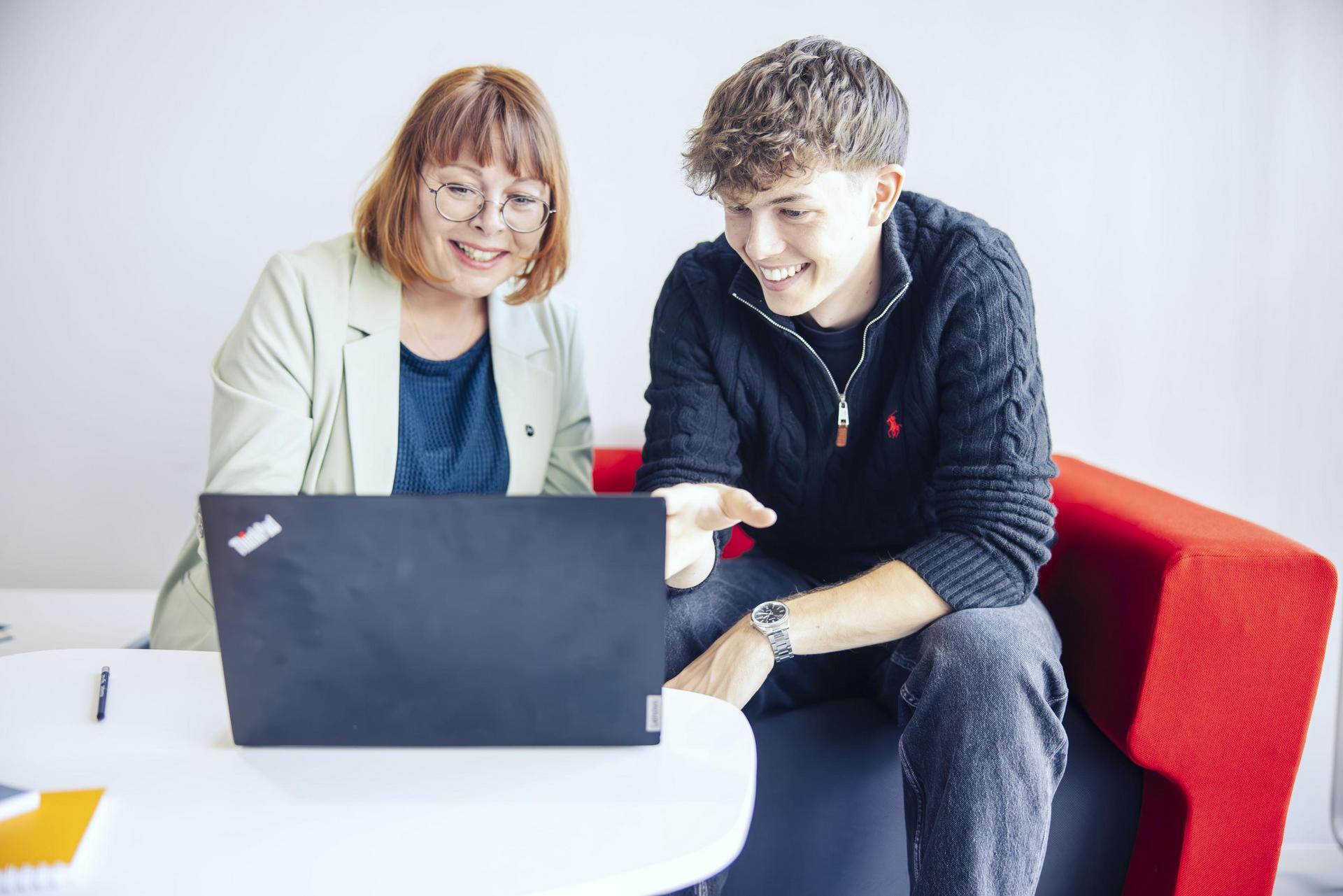 zwei Personen mit Laptop