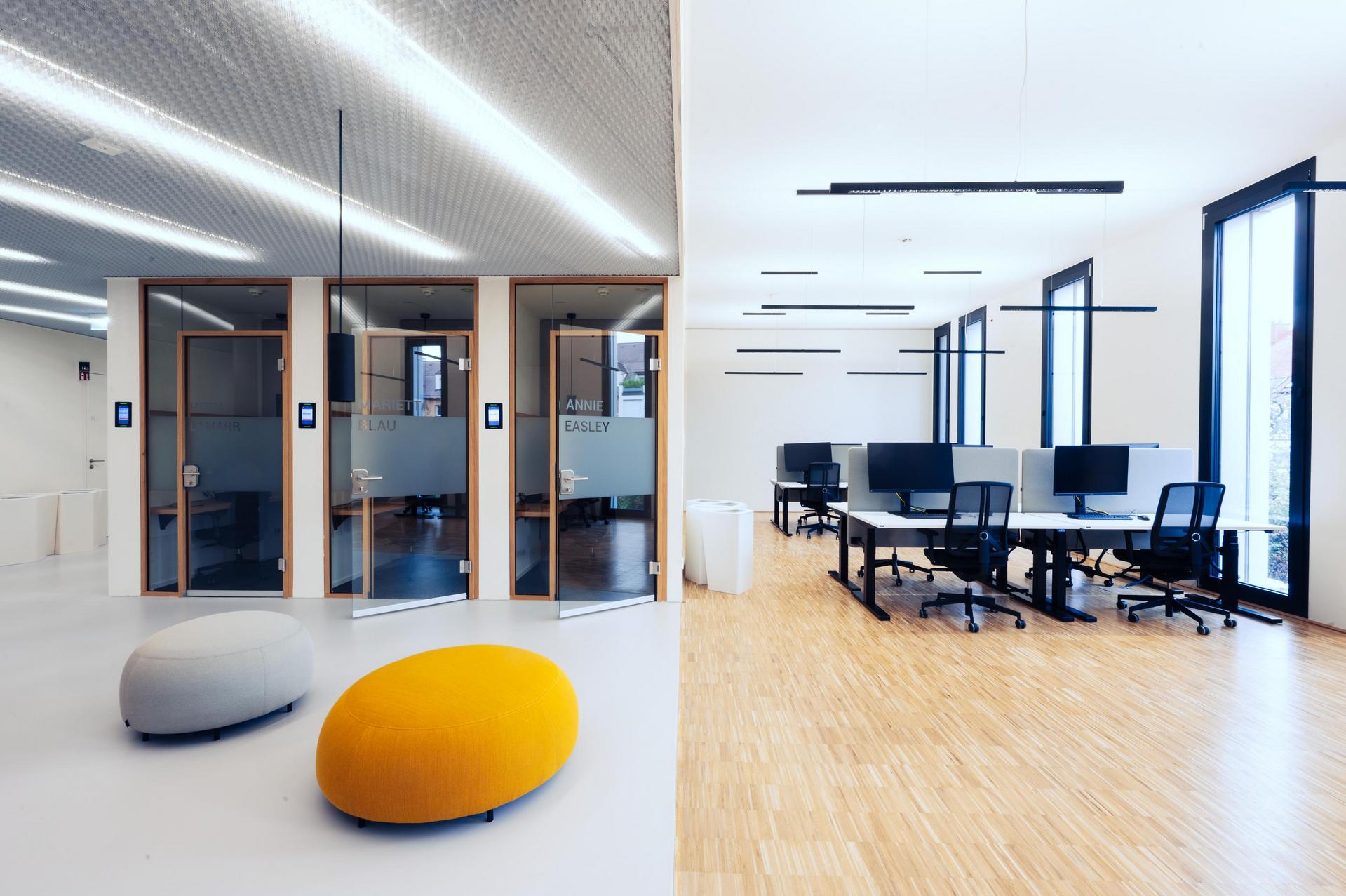 Fotocollage der Innenräume des Trakts U des IMC Krems. Links sind Sitzsäcke zu sehen, rechts das offene Büro mit Computern und Schreibtischen