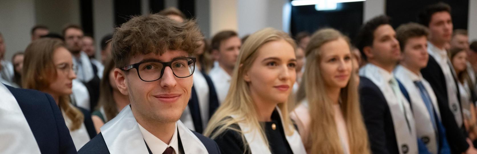 Studierende bei der IMC Sponsion lachen in die Kamera