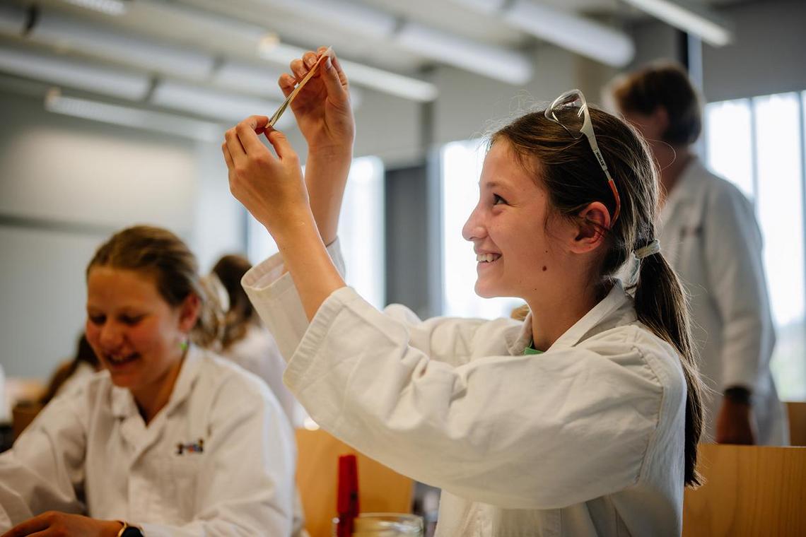 Zwei Mädchen die experimentieren