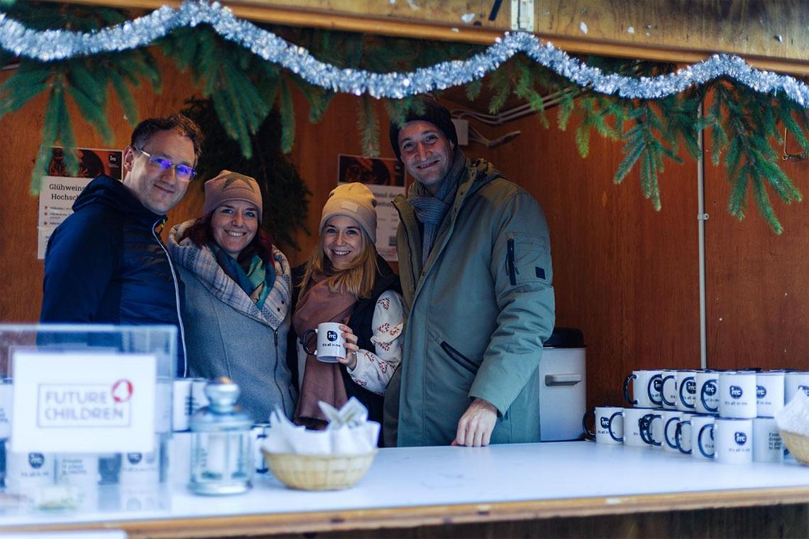 Drinking mulled wine together for a good cause