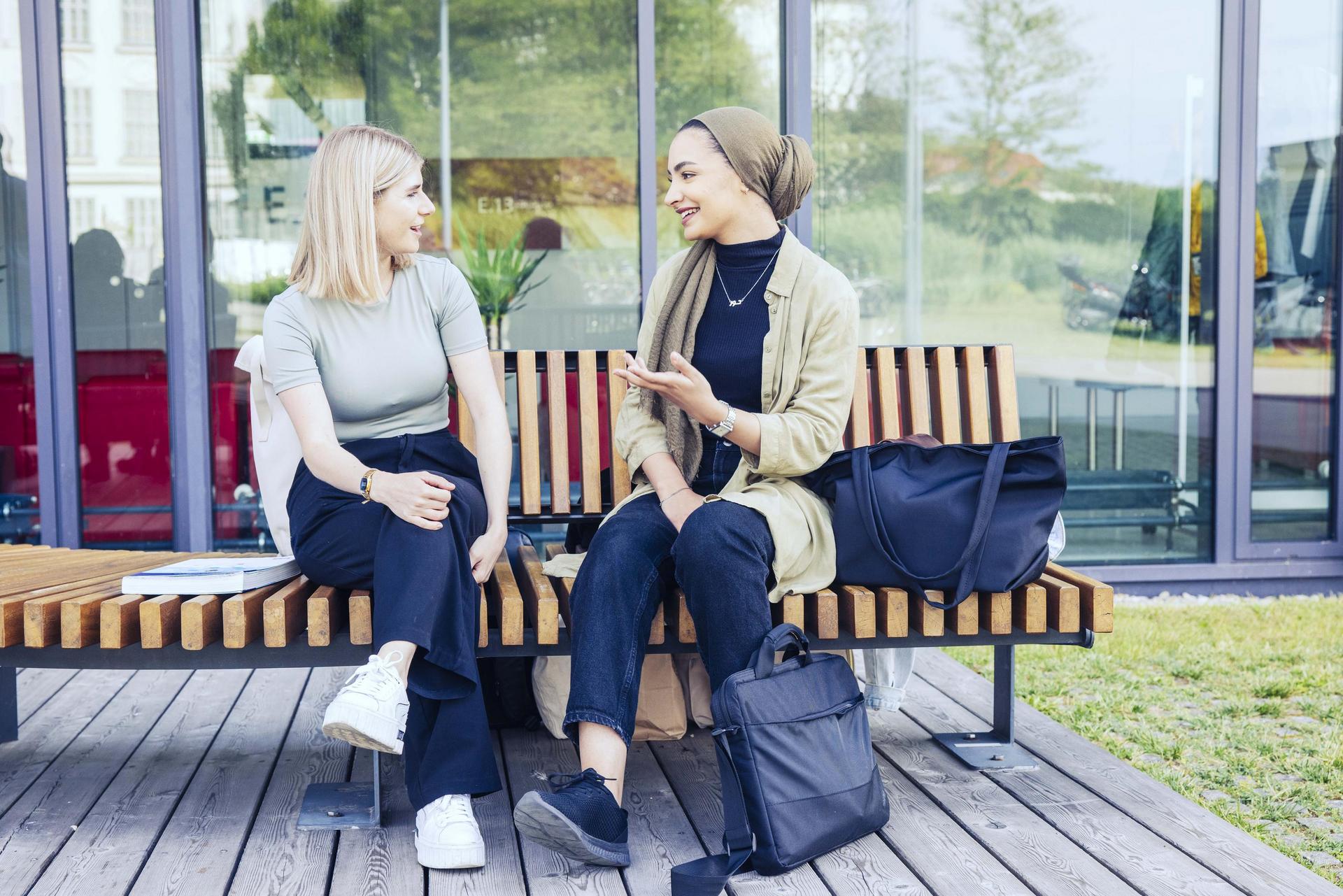 Alumni unterhalten sich