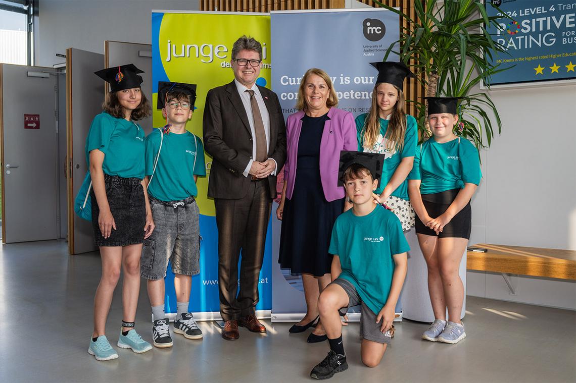 Martin Polaschek und Ulrike Prommer mit Kindern der Jungen Uni
