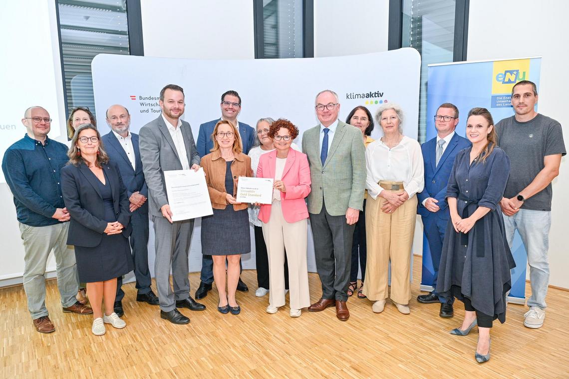 Auszeichnung klimaaktiv Gold für Erweiterung des Campus Krems: Gruppe bei der Verleihung