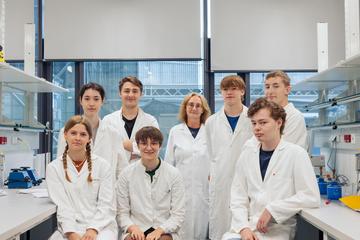 Project manager Professor Dana Mezricky (centre) with the participants of the successful FFG talent internship