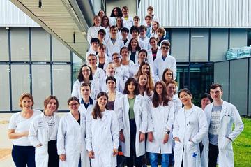 Foto von Schülerinnen und Schülern bei der Science Academy