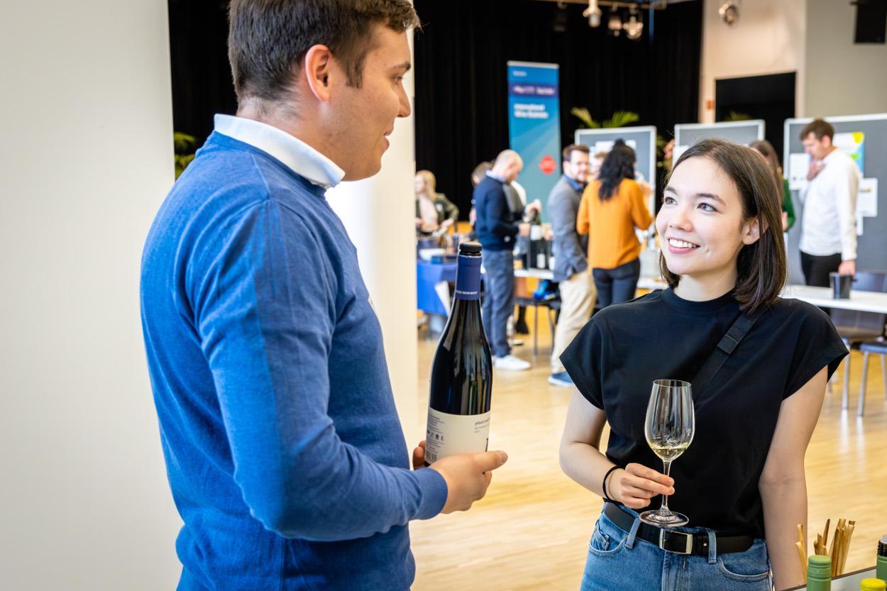 Studierende verkosten Wein