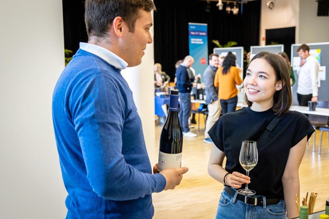 Studierende verkosten Wein