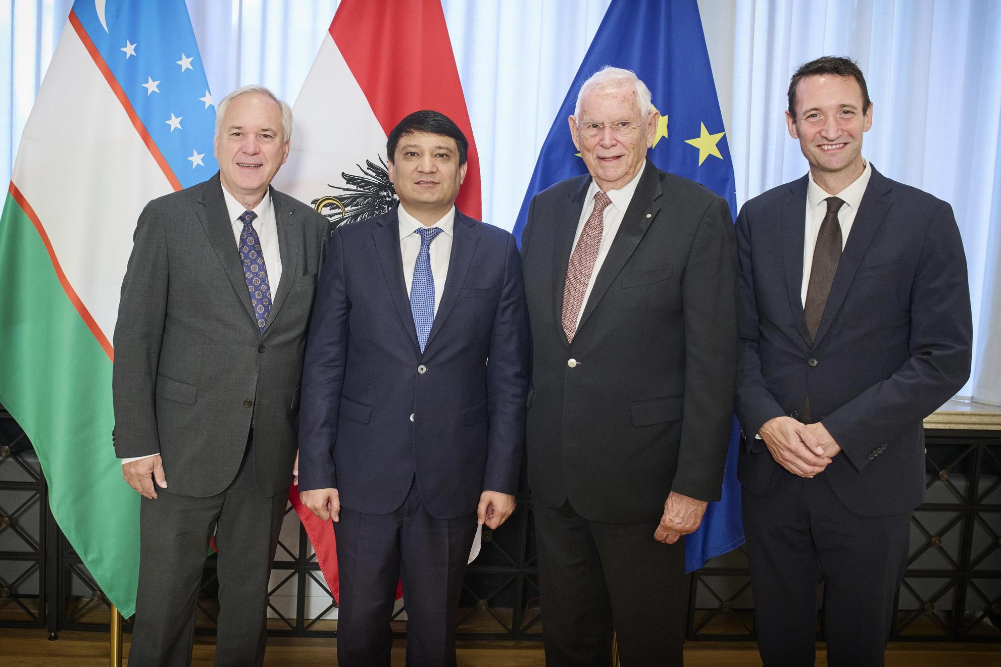 Sadiq Mirziyoyev, Bundeskanzler Karl Nehammer, Bundespräsident Alexander Van der Bellen und Außenminister Alexander Schallenberg vor den Flaggen von Usbekistan, Österreich und der EU.