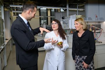 Udo Brändle, Yolanda Salinas Soler und Ulrike Prommer im Labor