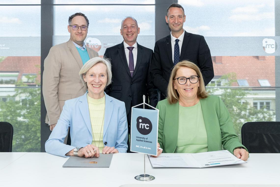 Personen bei der Unterzeichnung des offiziellen Kooperationsvertrages