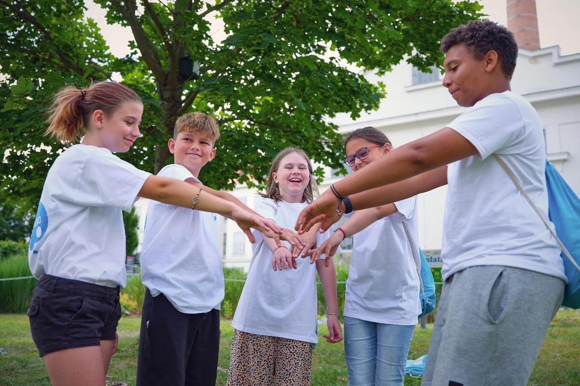 Fünf Kinder und Jugendliche
