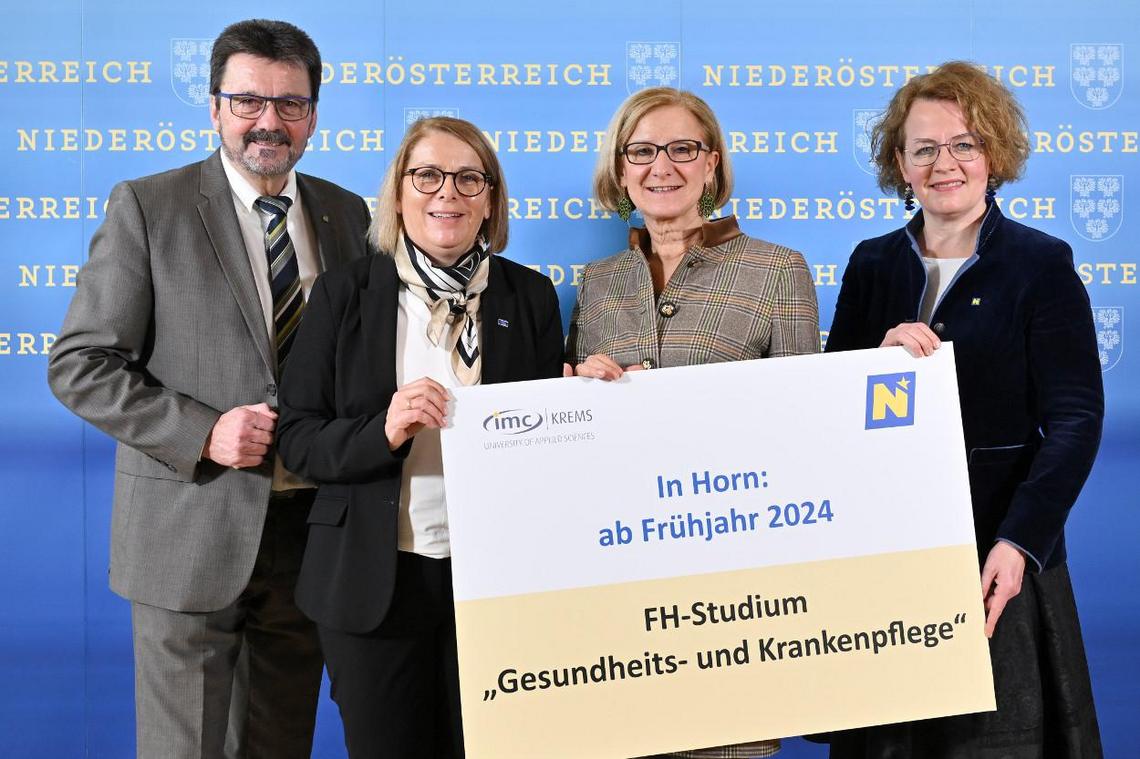 4 Personen auf Pressekonferenz