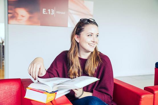 Studentin mit Buch