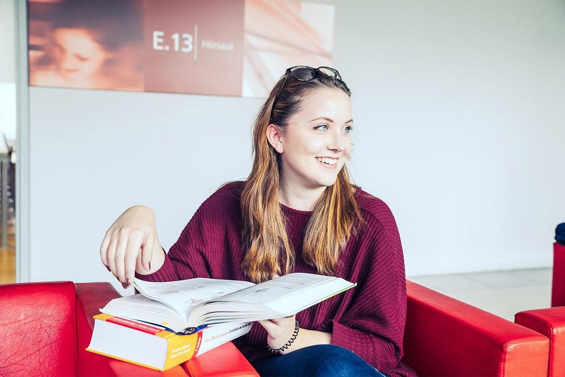 Studentin mit Buch