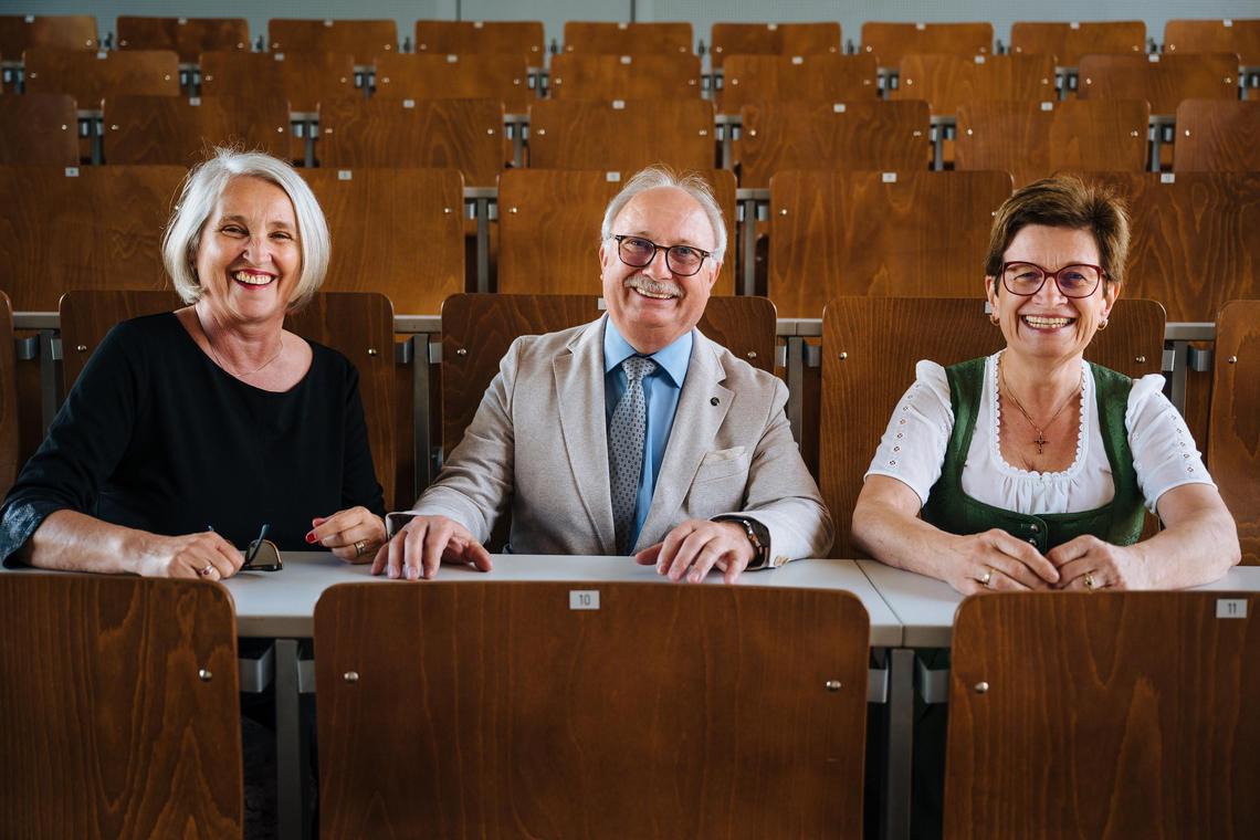 3 Alumni der SeniorInnenUNI sitzen in einem Hörsaal.